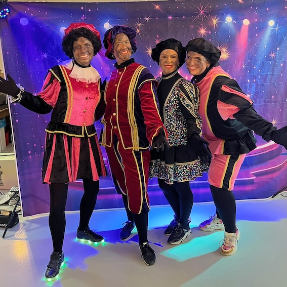 Pietenfestijn | Groepsfoto van de Pieten bij een Pietenshow
